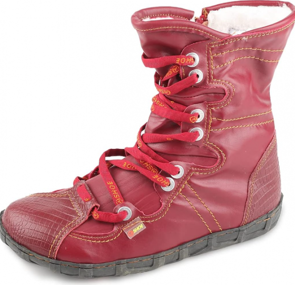 Sepatu Boot dengan Lapisan Furing Halus